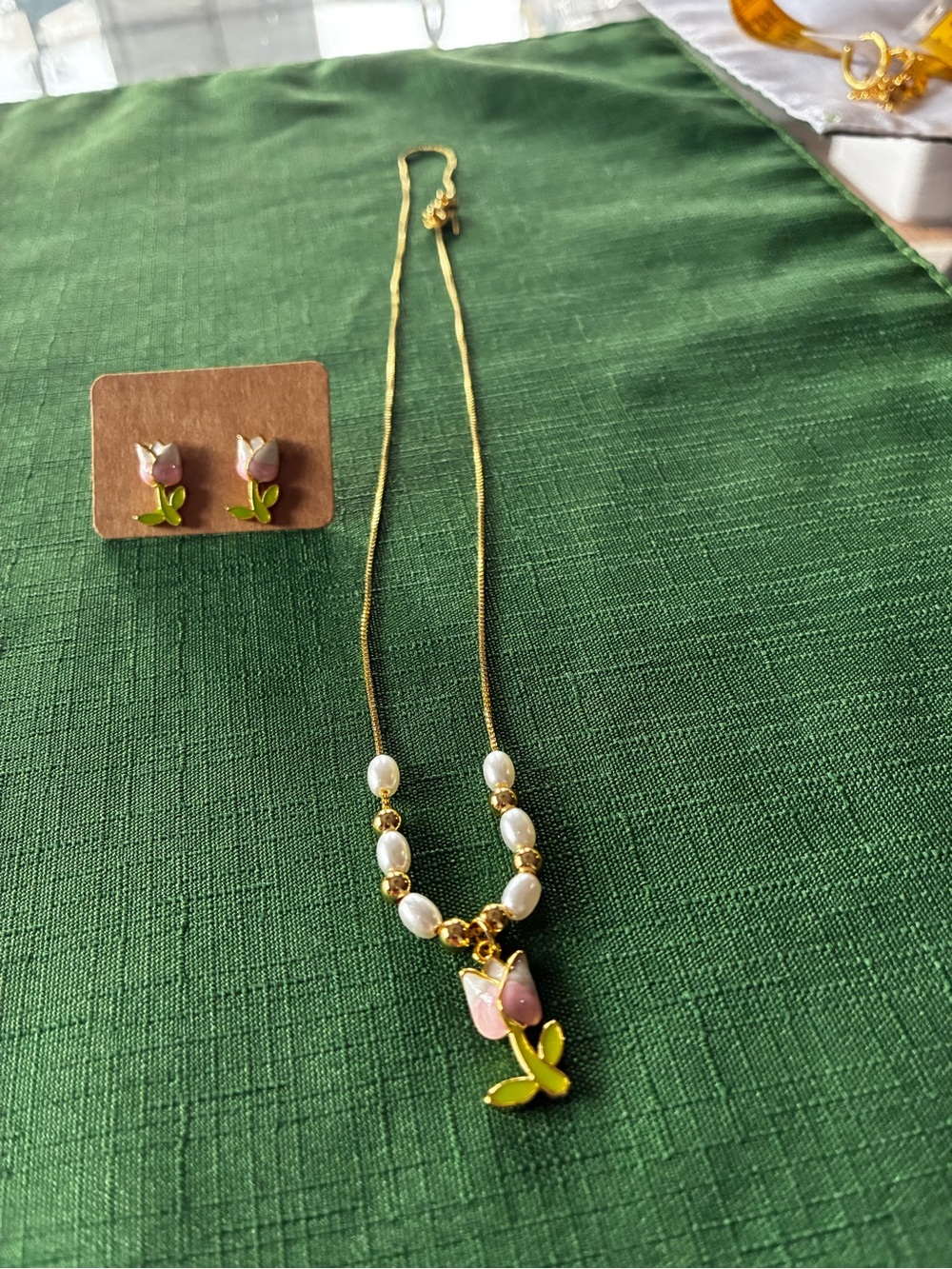 Tulip necklace with matching earring NWOT